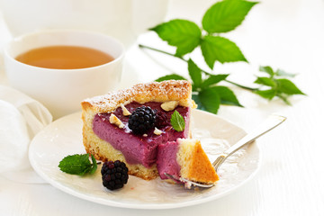 Blueberry cheesecake without baking, with blueberries and blackberries.