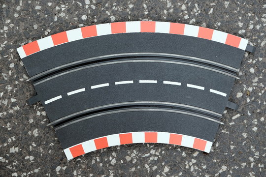 Kurvenst&uuml;ck einer elektrischen Autorennbahn mit Fahrbahnmarkierung auf grauem Asphalt auf dem Flohmarkt und Tr&ouml;delmarkt bei den Golden Oldies in Wettenberg Krofdorf-Gleiberg bei Gie&szlig;en in Hessen