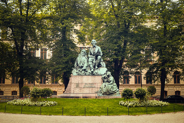 Obraz premium Statue in the park