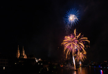 Feuerwerk auf dem Rhein in Basel zum Schweizer Nationalfeiertag am 1. August