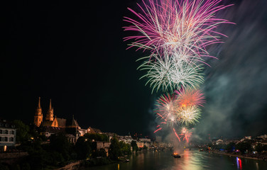 Feuerwerk auf dem Rhein in Basel zum Schweizer Nationalfeiertag am 1. August