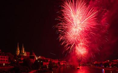 Feuerwerk auf dem Rhein in Basel zum Schweizer Nationalfeiertag am 1. August