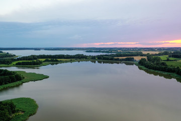 Warmia, mazury, zdjęcia jeziora o zachodzie słońca z drona 