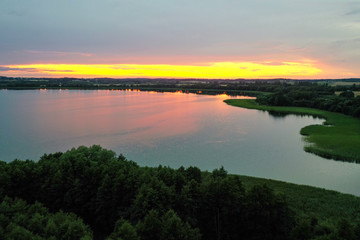 Fototapeta na wymiar Warmia, mazury zdjęcie jeziora o zachodzie słońca z drona