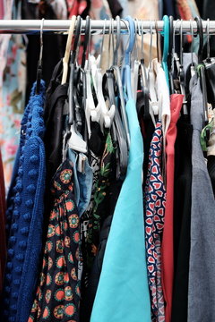 Bunte Second Hand Kleidung f&uuml;r Damen im Stil der Mode der F&uuml;nfzigerjahre und Sechzigerjahre auf dem Flohmarkt und Tr&ouml;delmarkt bei den Golden Oldies in Wettenberg Krofdorf-Gleiberg bei Gie&szlig;en in Hessen