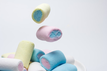 Nubes dulces de colores sobre fondo blanco