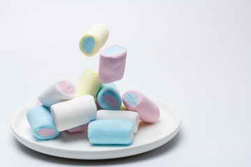 Nubes dulces de colores sobre fondo blanco