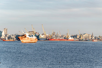 Fototapeta premium Montevideo Bay, work, a lot of loading and unloading and a lot of pollution, work tirelessly to recover the city