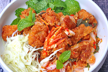 Thai food, Spicy crispy deep-fried chicken salad.