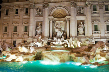 Fototapeta na wymiar View of the illuminated Fontana di Trevi