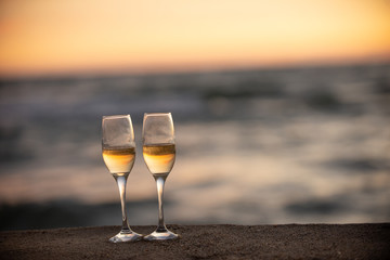ビーチとワイングラス