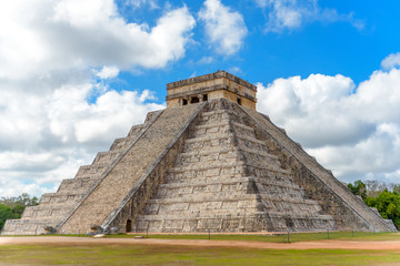 Obraz na płótnie Canvas Ruins of the ancient Mayan civilization in Chichen Itza. Mexico.
