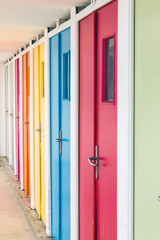 Portes colorés de cabines de plage