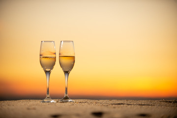 ビーチとワイングラス