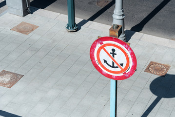 Sign for skippers. The anchor is not to throw the mooring of boats is prohibited.