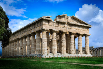 Griechischer Tempel bei den Ruinen von Paestum, Italien © Frozen Action