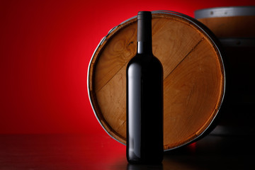 赤ワインとワイン樽