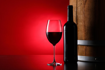 Fototapeta na wymiar 赤ワインとワイン樽