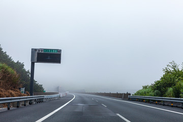 高速　霧　雨　悪天候　走行　注意　事故