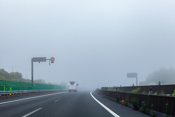 高速　霧　雨　悪天候　走行　注意　事故