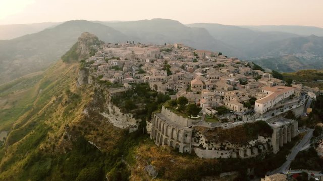 Borgo d'Italia, Gerace in provincia di Reggio Calabria. Vista aerea con drone.