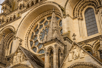 Fototapeta na wymiar Facade de la cathedrale Notre-Dame
