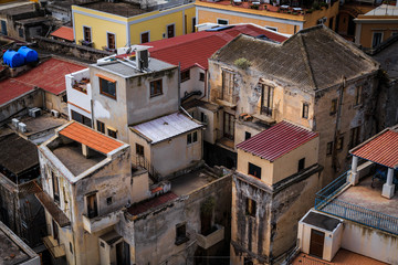 Fototapeta na wymiar Blick von oben auf die Dächer von Neapel Italien
