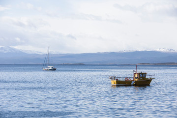 Fototapeta premium barcos con fondo de montañas en ushuahia