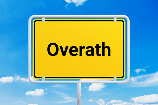 Stadt Overath. Gelbes Schild, Ortsschild, Ortseingangsschild. Himmel mit Wolken.