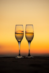 ビーチとワイングラス