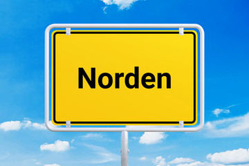 Obraz premium Stadt Norden. Gelbes Schild, Ortsschild, Ortseingangsschild. Himmel mit Wolken.