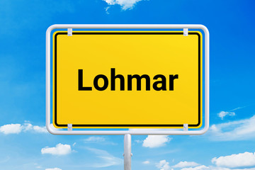 Obraz premium Stadt Lohmar. Gelbes Schild, Ortsschild, Ortseingangsschild. Himmel mit Wolken.