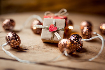Weihnachten in Gold, Kupfer und Rot - mit Lichterkette, Geschenk - von Herzen schenken