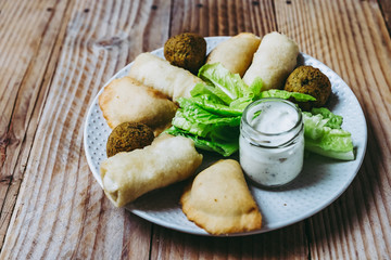 Assiette d'assortiment de mezzé libanais et petite sauce fraiche
