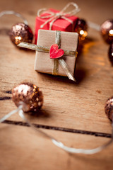 Weihnachten in Gold, Kupfer und Rot - mit Lichterkette, Geschenk - von Herzen schenken