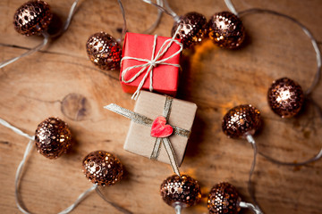 Weihnachten in Gold, Kupfer und Rot - mit Lichterkette, Geschenk - von Herzen schenken