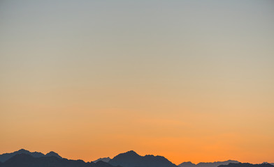 Fototapeta na wymiar horizon line over mountains at summer sunset