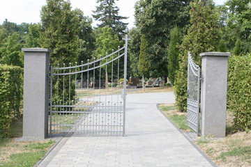 Friedhofseinfahrt