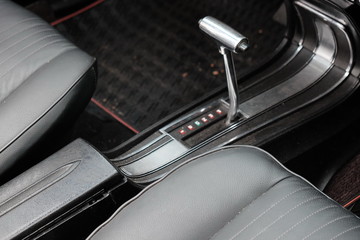 Schaltkulisse mit Automatik Wählhebel im grauen Interieur eines amerikanischen Auto der...