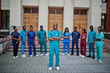 Obraz premium Group of african medical students posed outdoor against university door.