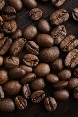 Naklejka premium Close-up coffee beans on a dark wood background