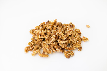 Nueces sin cáscara en el fondo blanco.