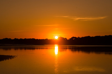 Obraz premium Coucher de soleil au bord de l'eau