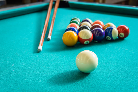 Juego de billar pool con bolas de colores