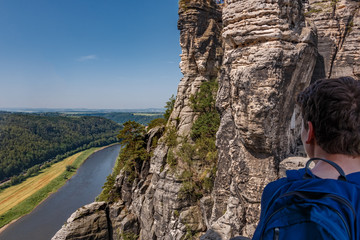 Aussicht von der Basteibrücke auf die Elbe im Elbsandsteingebirge