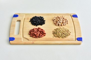 Garbanzos, frijoles y lentejas, proteinas vegetales listos para su preparación. 