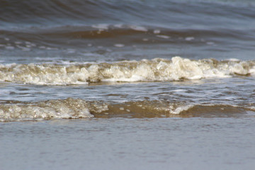 doppelte wellen auf der see auf der nordsee insel juist deutschland fotografiert an einem sonnigen tag während eines spaziergangs