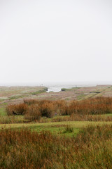 weitblick auf die landschaft auf der nordsee insel juist deutschland fotografiert an einem sonnigen tag w&auml;hrend eines spaziergangs