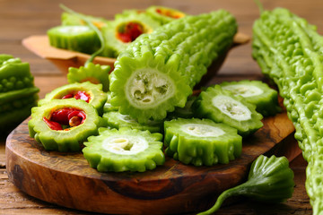 cetriolo amaro sfondo rustico