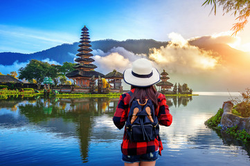 Frau Reisende mit Rucksack auf der Suche nach Pura Ulun Danu Bratan Tempel in Bali, Indonesien.